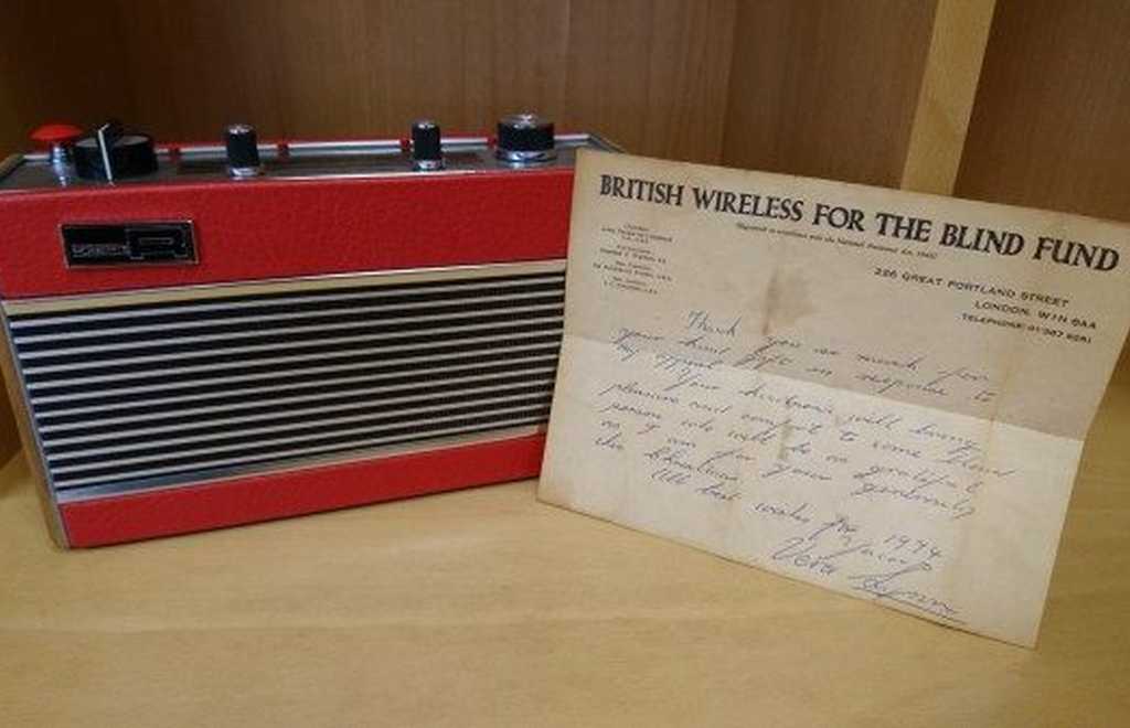 Letter from vera Lynn rests against an old red radio